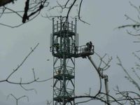 Arbeiter montieren die Sendeantennen auf dem Mobilfunkmast in Uffing - bald strahlt es sehr