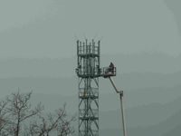 Arbeiter montieren die Sendeantennen auf dem Mobilfunkmast in Uffing - bald strahlt es